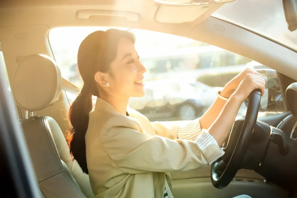 A woman experiences a solution that shields people from UV rays using the PVB interlayer film.